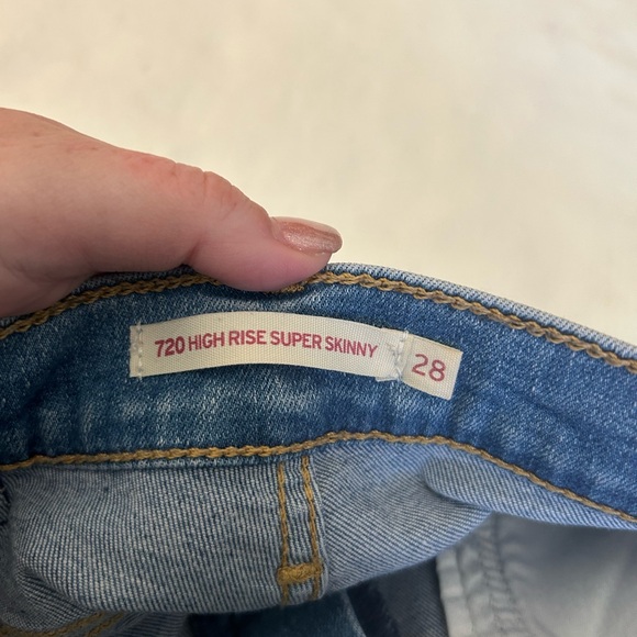 Levi’s 720 high rise super skinny light wash jeans cut in distressed hem - Picture 2 of 10